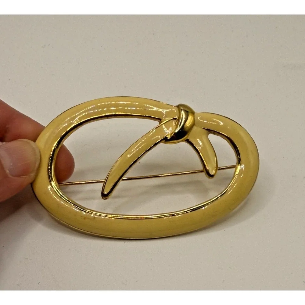 Brooch Cream Enamel and Gold Tone Oval Design